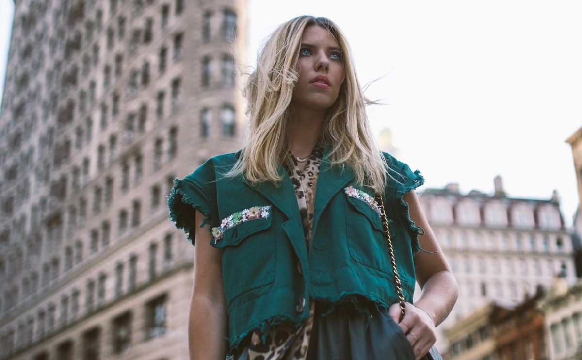 Reinterprets the classic bookshelf